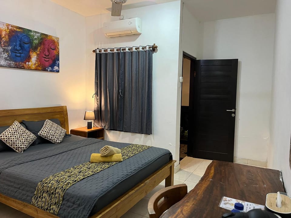 Bed, Photo of the whole room, Seating area, Bedroom, towels, wardrobe