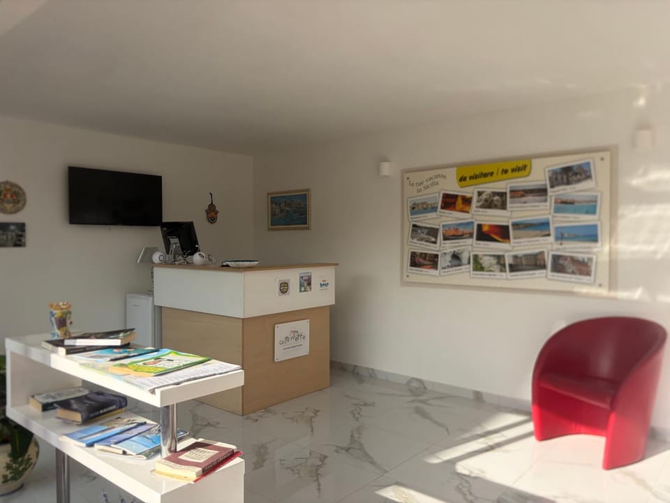 Communal lounge/ TV room, TV and multimedia, Living room, Lobby or reception, Seating area, Evening entertainment
