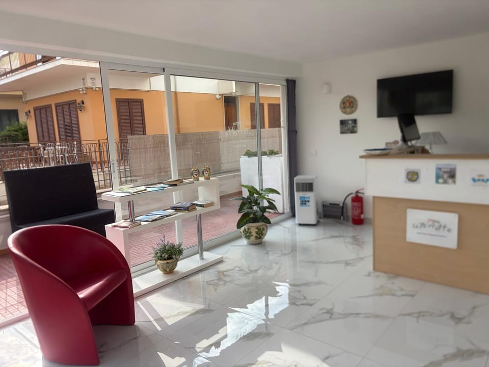 Communal lounge/ TV room, TV and multimedia, Lobby or reception, Seating area, Evening entertainment