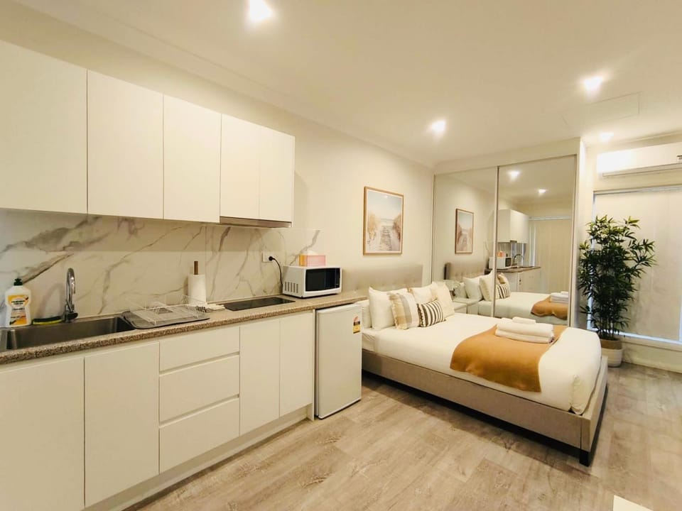 Bed, Kitchen or kitchenette, Photo of the whole room, Bedroom, stove