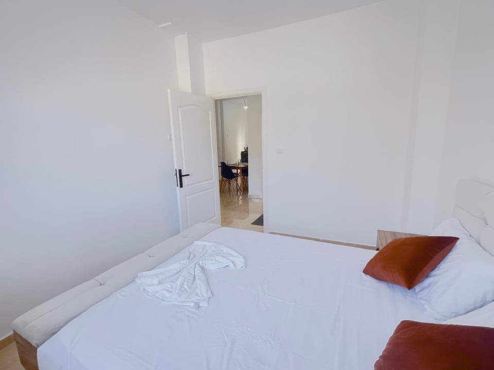 Bed, Bedroom, towels