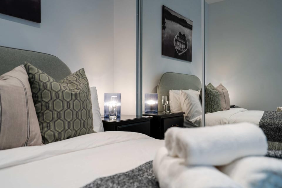 Bed, Bedroom, towels