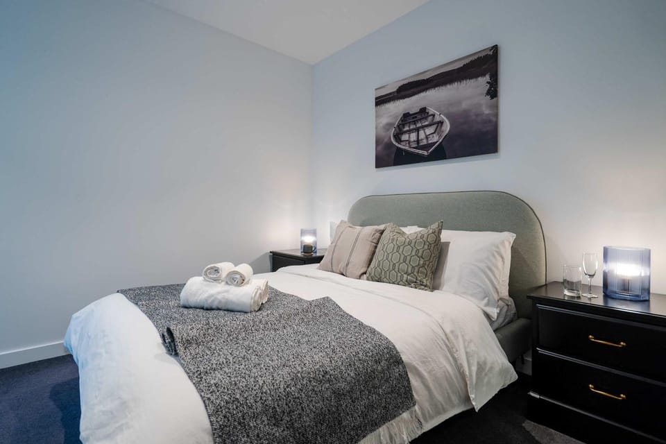 Bed, Bedroom, towels