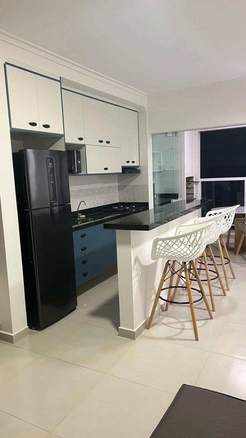 Kitchen or kitchenette, Dining area, minibar, oven, stove