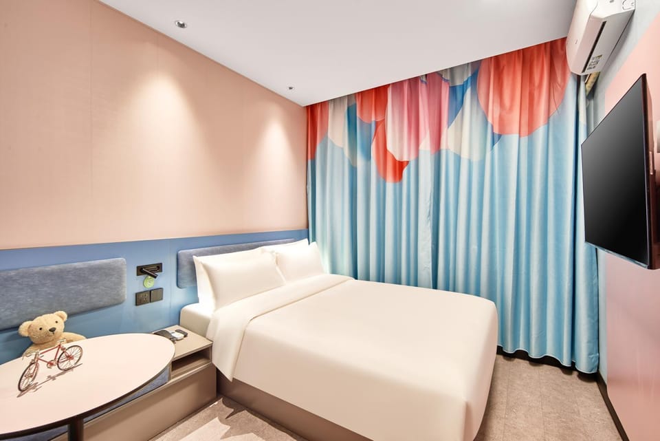 Bed, Living room