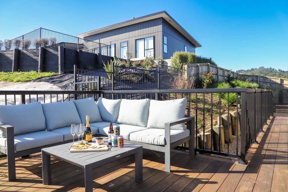 Hosts on the Coast Cooks Coastal Comfort House in Auckland Region