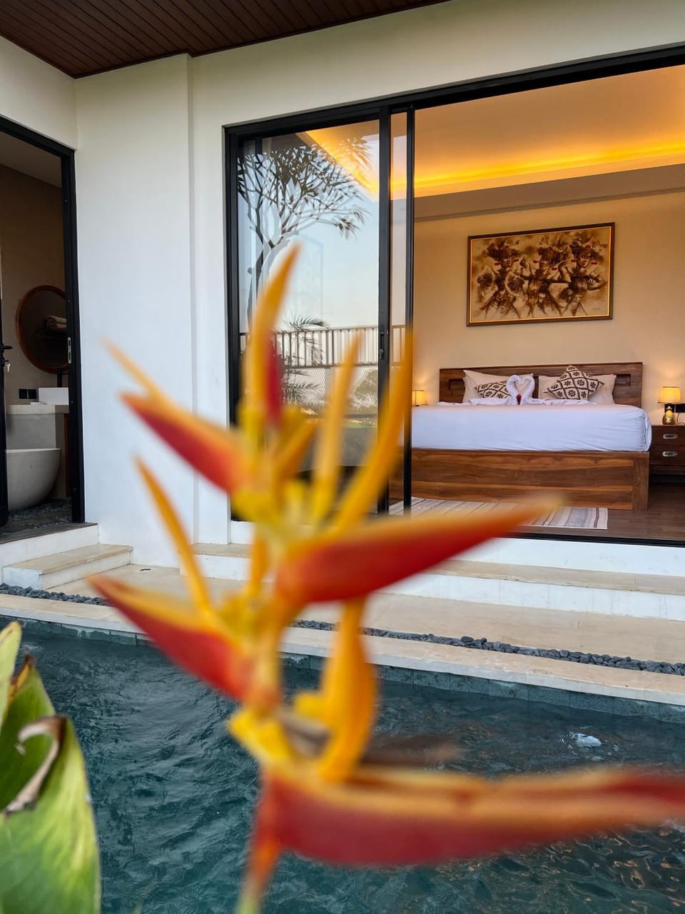 Bed, Natural landscape, Hot Tub, Photo of the whole room, Bedroom, Pool view, Swimming pool