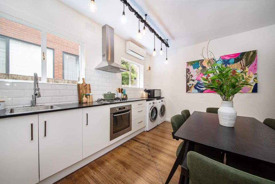 Daisy Lane Elwood Apartment in St Kilda Botanical Gardens