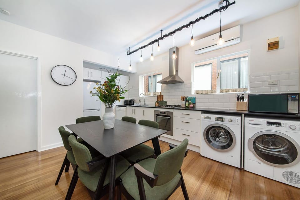 Daisy Lane Elwood Apartment in St Kilda Botanical Gardens