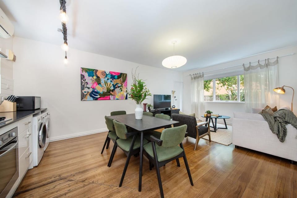 Daisy Lane Elwood Apartment in St Kilda Botanical Gardens