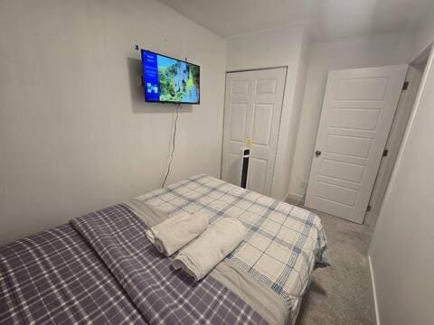 Bedroom with TV in Upland E Vacation rental in Edmonton