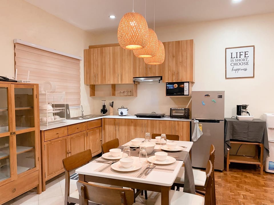 Coffee/tea facilities, Kitchen or kitchenette, Dining area, oven, stove, toaster