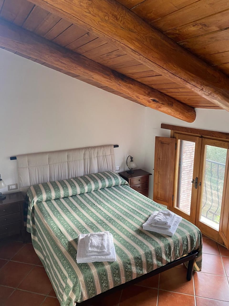 Bed, Photo of the whole room, Bedroom, towels