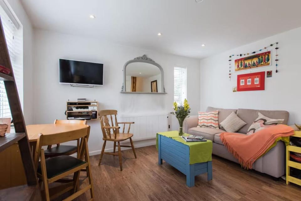 Communal lounge/ TV room, TV and multimedia, Living room, Seating area, Dining area, Evening entertainment, heating, internet