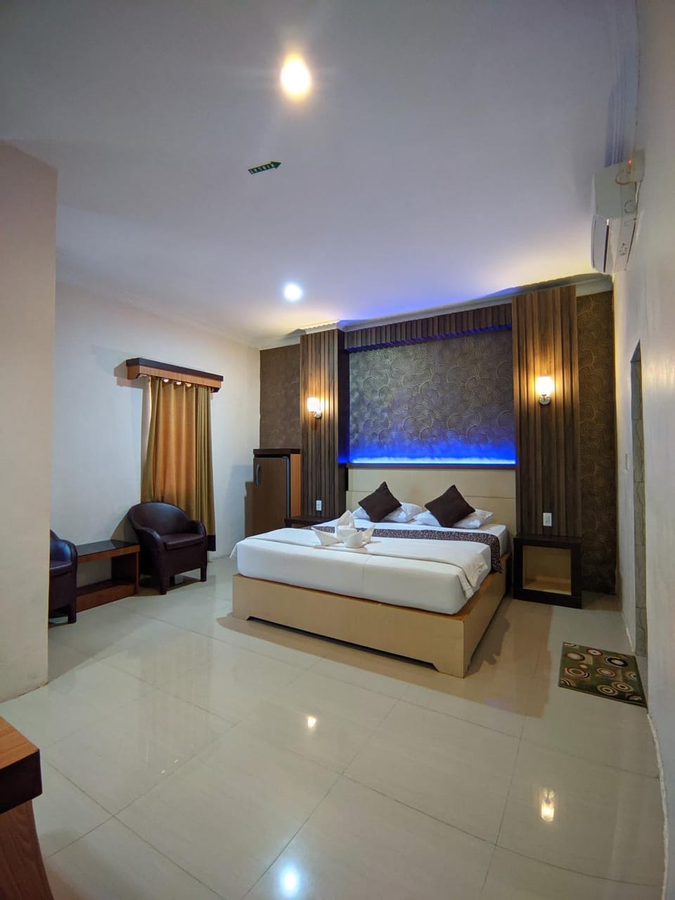 Bed, TV and multimedia, Photo of the whole room, Bedroom