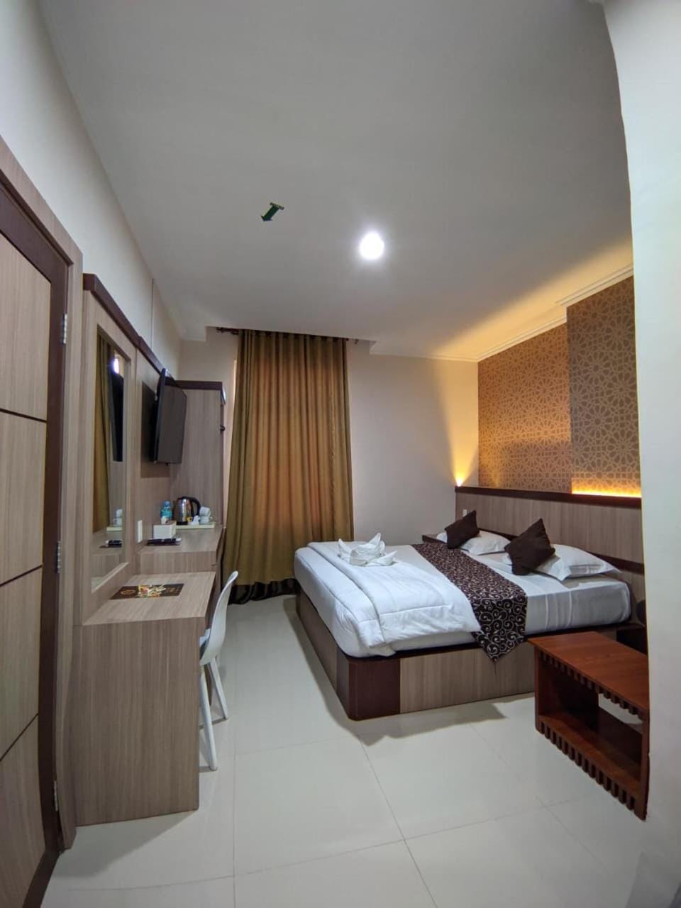 Bed, TV and multimedia, Photo of the whole room, Bedroom, towels, wardrobe