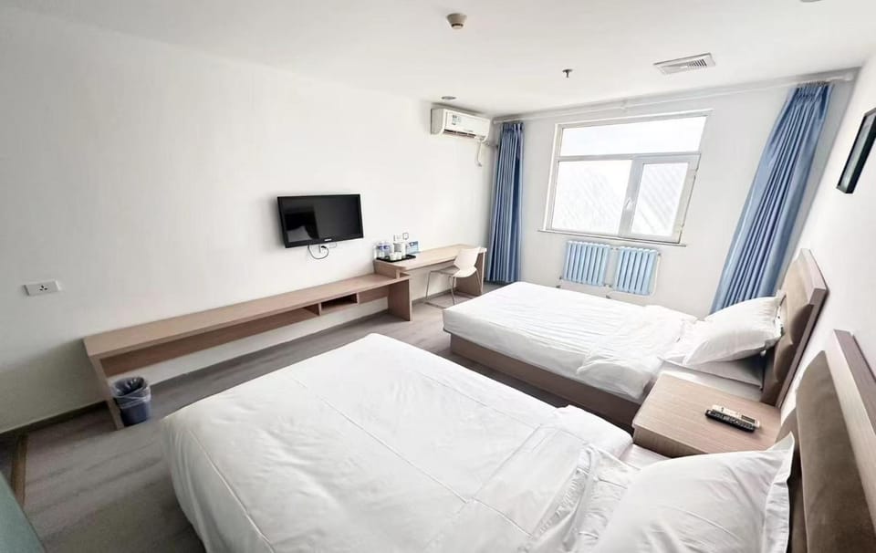 Property building, Bed, Photo of the whole room