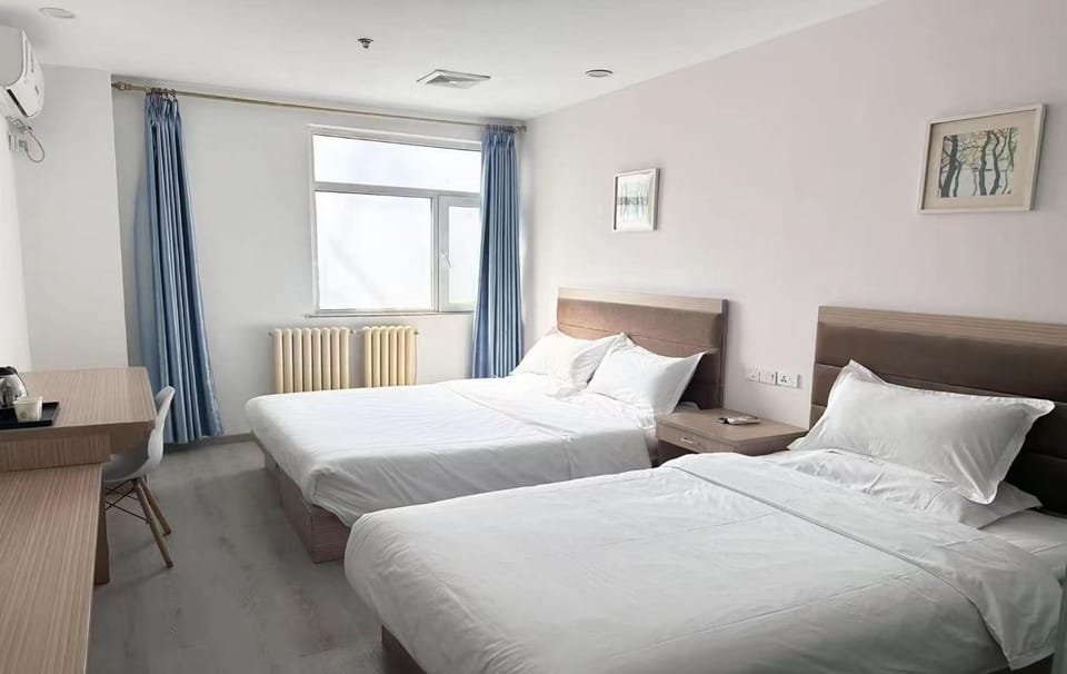 Property building, Bed, Photo of the whole room