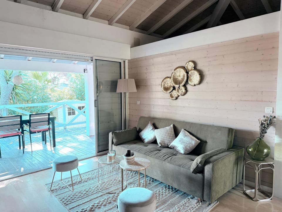 Stone & bamboo Chalet in Gassin