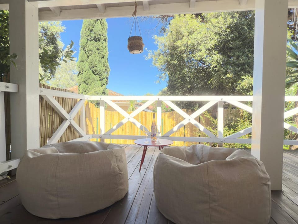 Stone & bamboo Chalet in Gassin