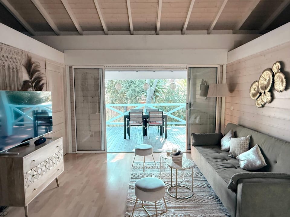 Stone & bamboo Chalet in Gassin