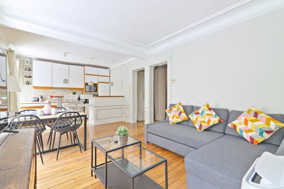 Bed, Kitchen or kitchenette, Living room, Seating area, Dining area, stove