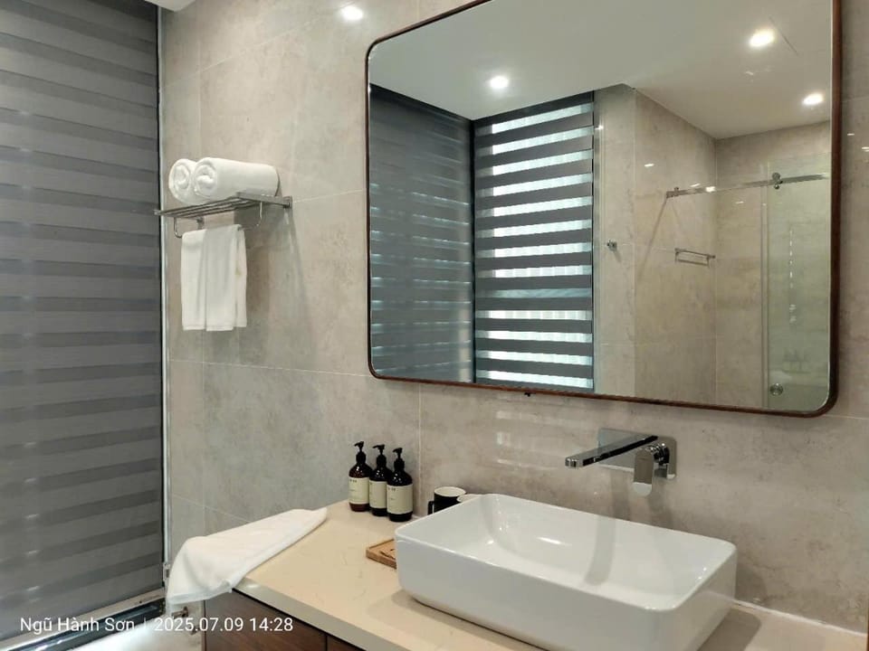 Bathroom, towels