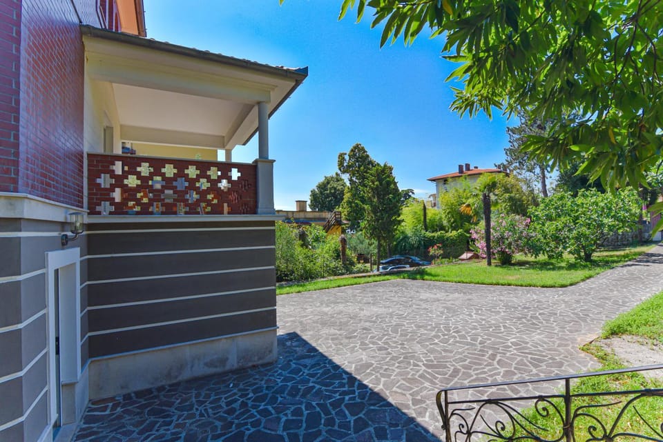 Property building, Garden view, Parking