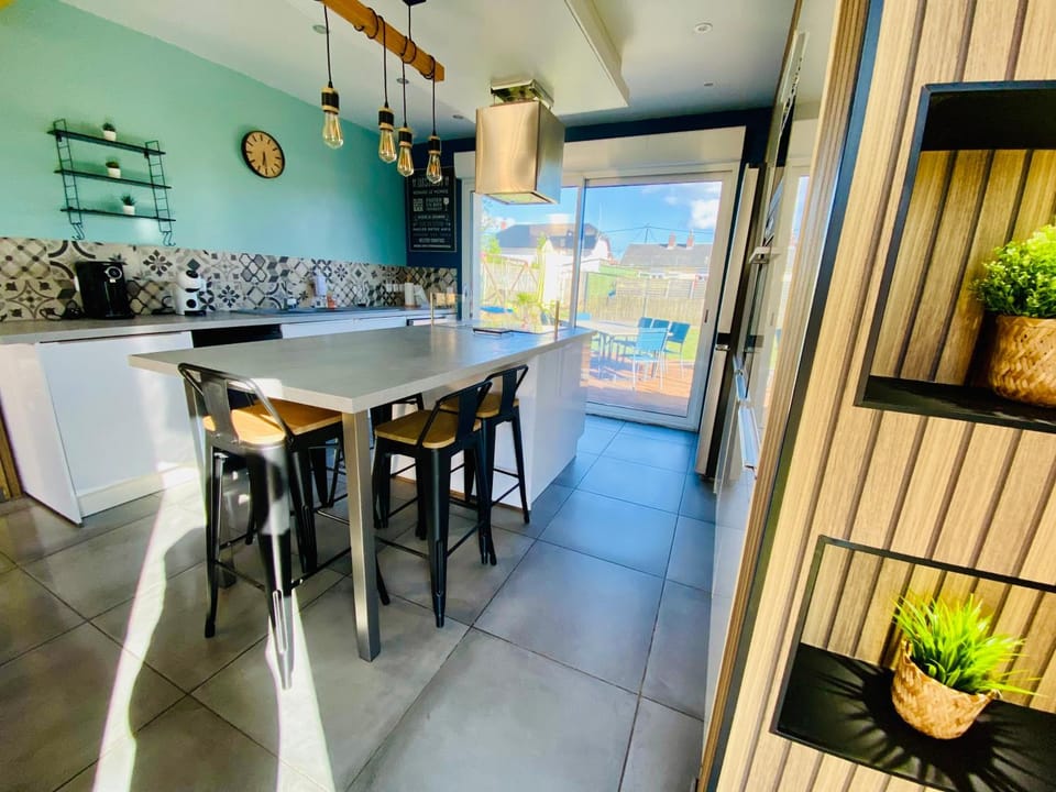 Kitchen or kitchenette, Dining area, stove