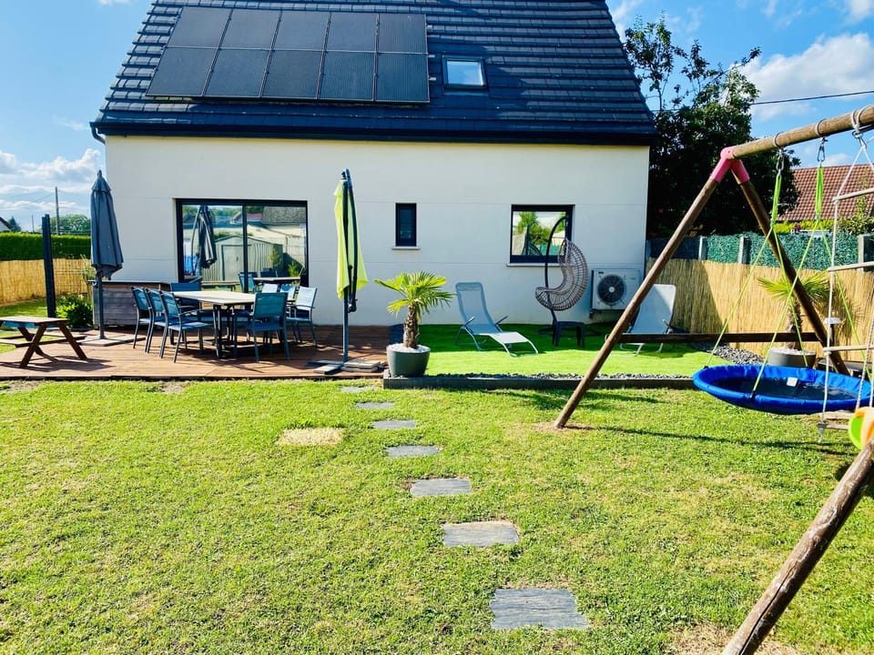 Patio, Spring, Day, Natural landscape, Children play ground, Garden, Garden, Garden view, Garden view, Parking, sunbed