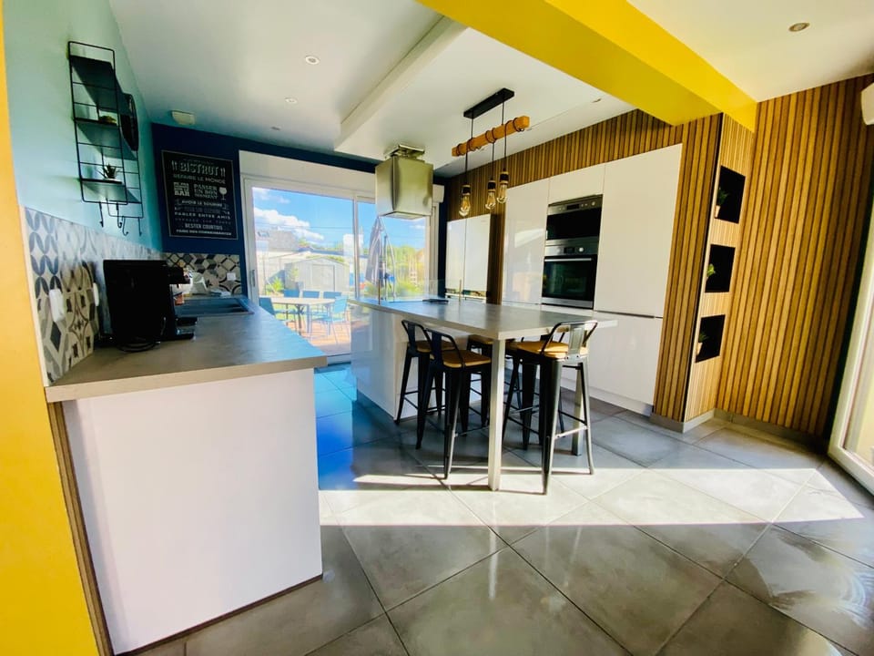 Kitchen or kitchenette, Dining area, oven, stove