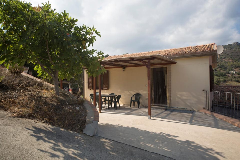 Property building, Patio, Balcony/Terrace