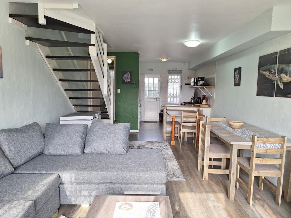 Kitchen or kitchenette, Seating area, Dining area