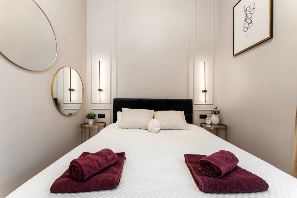 Bed, Bedroom, towels