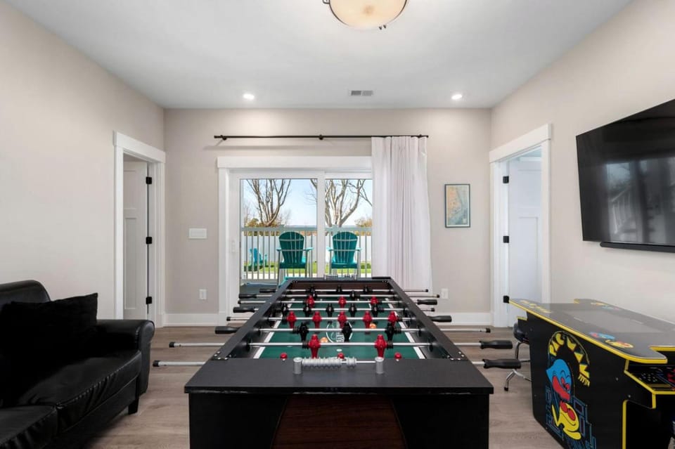 Stunning Spacious Beach House with Hot Tub and Gorgeous Views for a Memorable Escape to the Coast in Corolla, North Carolina House in Corolla