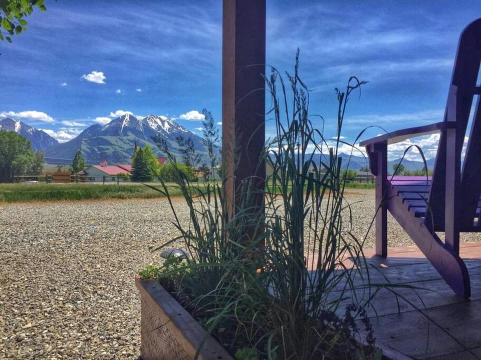 Fantastic Tiny Cabin for a Unique Escape in the Heart of Paradise Valley in Emigrant, Montana Cabin in Emigrant