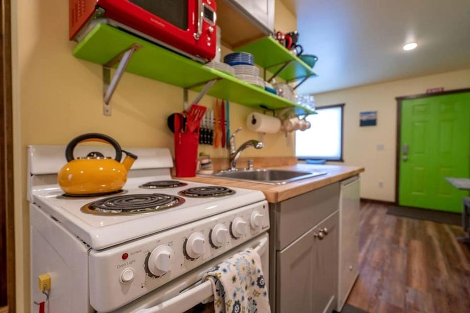 Lovely Tiny Cabin Close to Yellowstone with Incredible Mountain Views in Emigrant, Montana Cabin in Emigrant