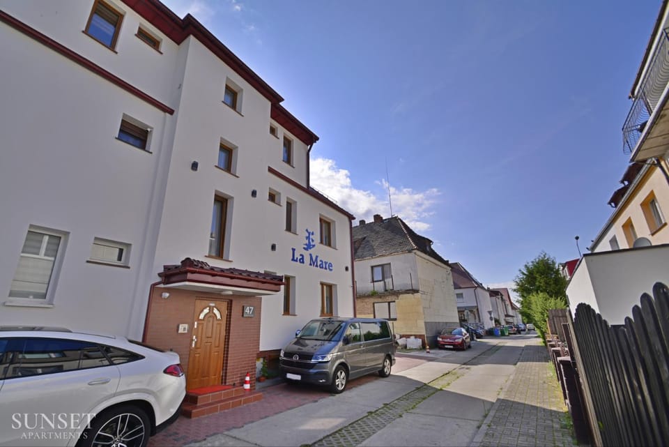 Property building, Day, Neighbourhood, Location