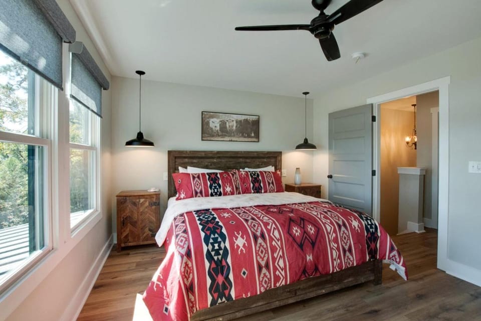 Gorgeous Cabin Great for Groups or Families with Jacuzzi, Fire Pit and Views in Alabama Cabin in Grant