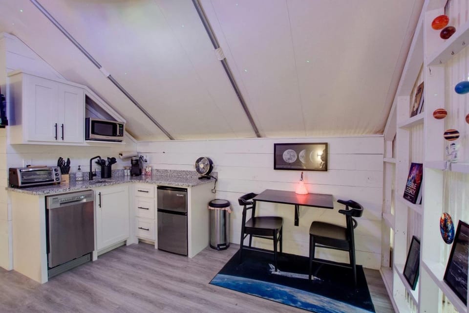 Beautiful Tented Cabin Surrounded by Nature and Hot-tub Provided in Scottsboro, Alabama Cabin in Grant