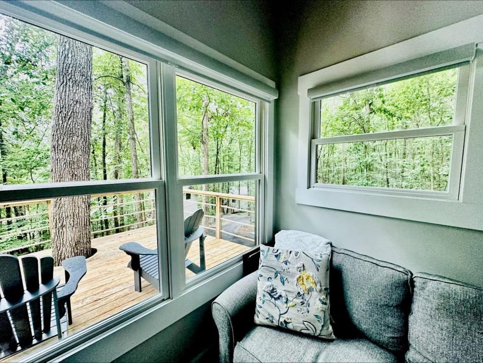 Breathtaking Treehouse with Barbecue and Hot-tub in Scottsboro, Alabama House in Grant