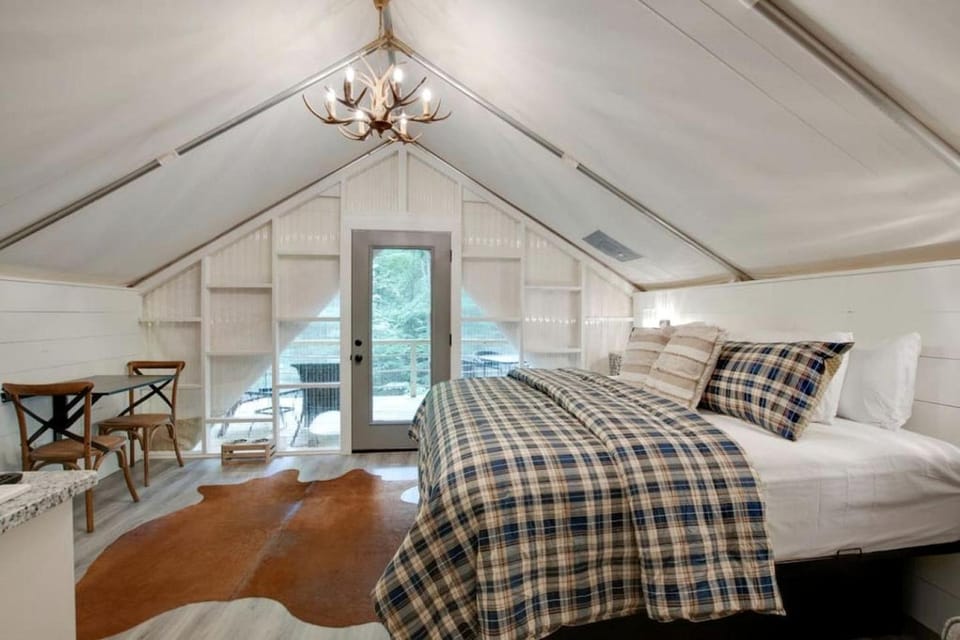 Luxury Glamping Tent with Jacuzzi on the Deck in Alabama Luxury tent in Grant