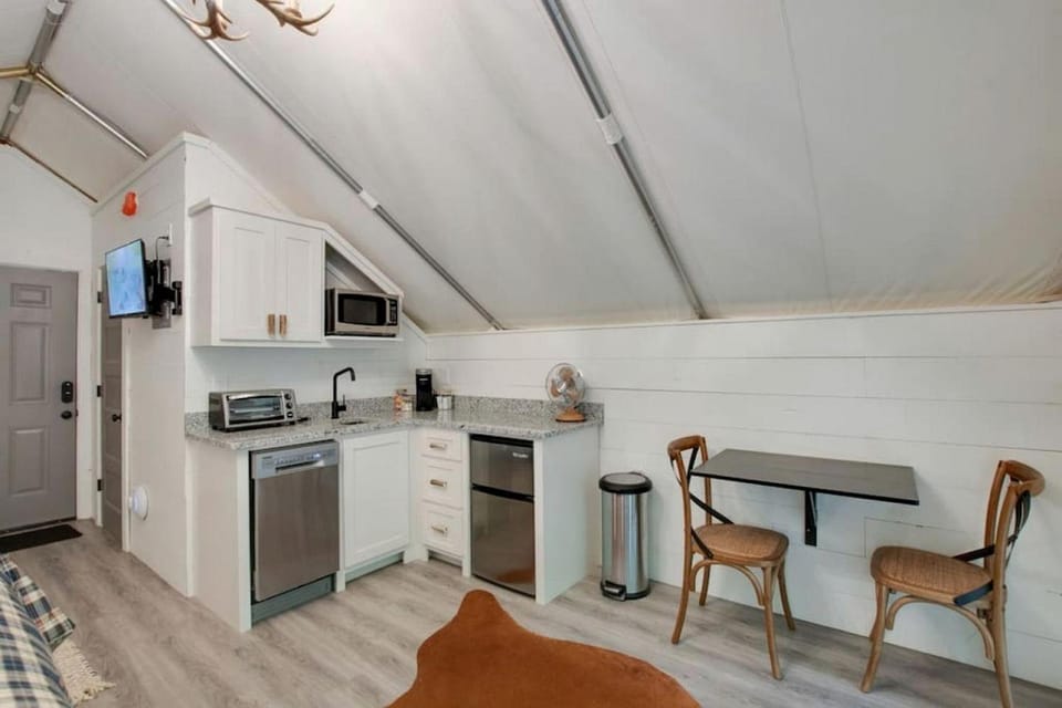 Luxury Glamping Tent with Jacuzzi on the Deck in Alabama Luxury tent in Grant