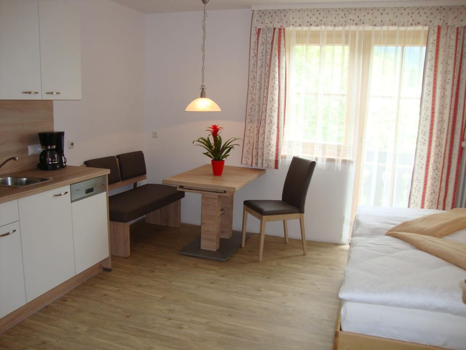 Kitchen or kitchenette, Dining area, Bedroom
