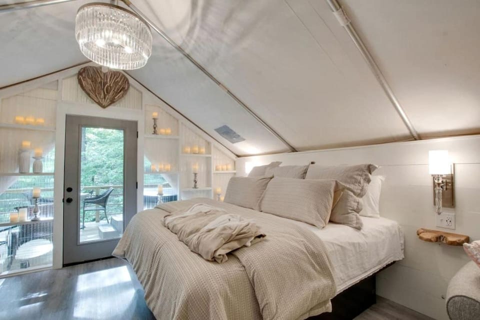 Gorgeous Tented Cabin and Sauna and Hot-tub in Scottsboro, Alabama Cabin in Grant