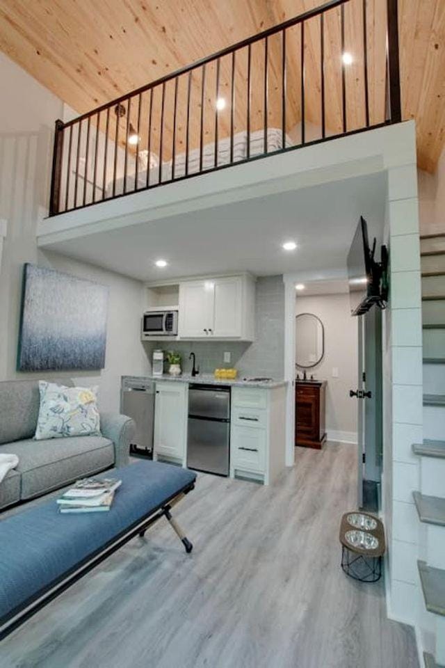 Lofted Romantic Tree House Immersed in Nature in Alabama House in Grant