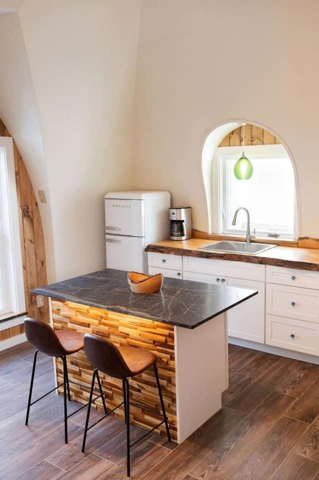 Luxurious and Carbon Neutral Hobbit House with Private Hot Tub in Springvale, Maine, Perfect for a Relaxing Weekend Getaway House in Shapleigh