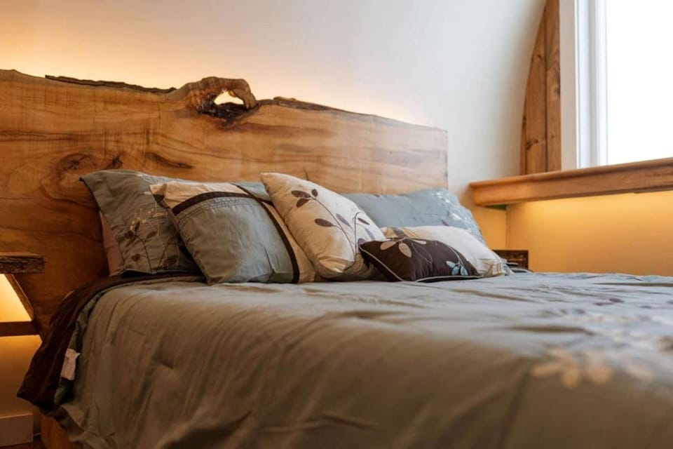 Luxurious and Carbon Neutral Hobbit House with Private Hot Tub in Springvale, Maine, Perfect for a Relaxing Weekend Getaway House in Shapleigh