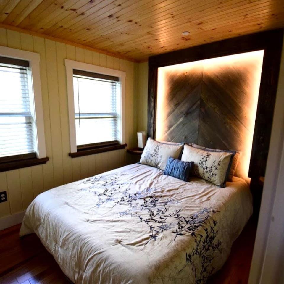 Luxurious Tree House with Hot Tub and Firepit, Perched over Littlefield Pond, Perfect for a Relaxing Weekend Getaway near Portland, Maine House in Shapleigh