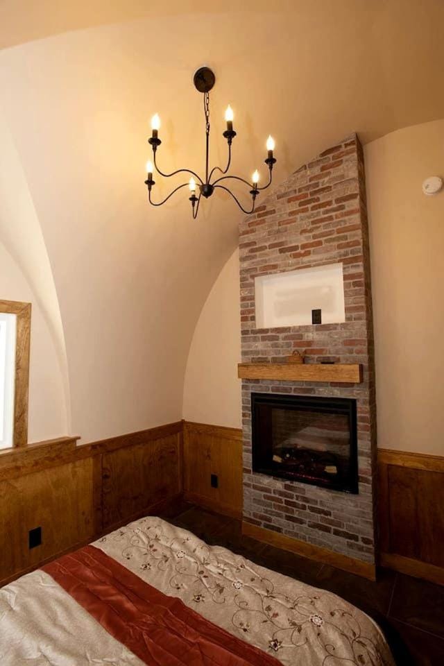 Charming Luxury Hobbit House with Private Hot Tub in Tranquil Woodlands on Littlefield Pond in Springvale, Maine House in Shapleigh